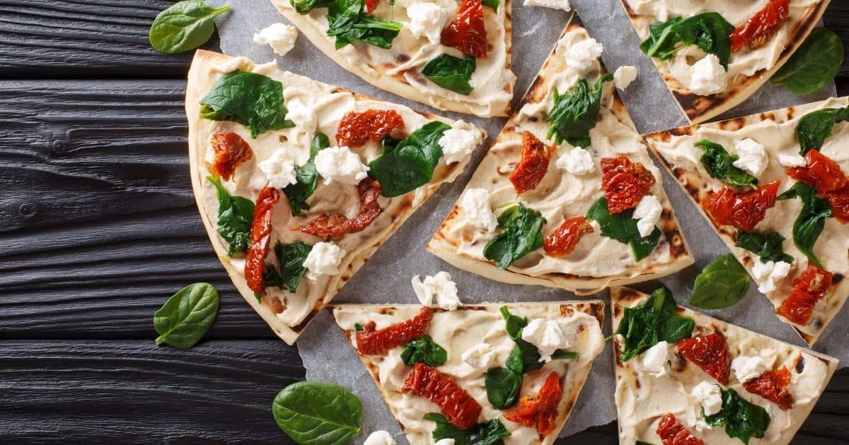 hummus na pizzy?